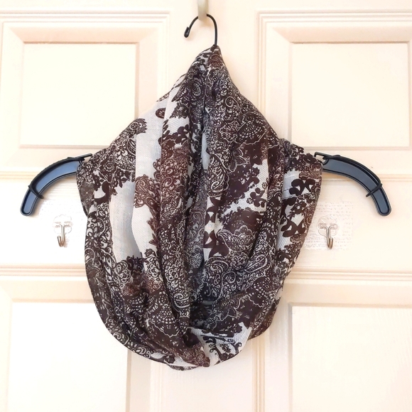 NWT. H&M Floral Scarf. - Picture 2 of 4